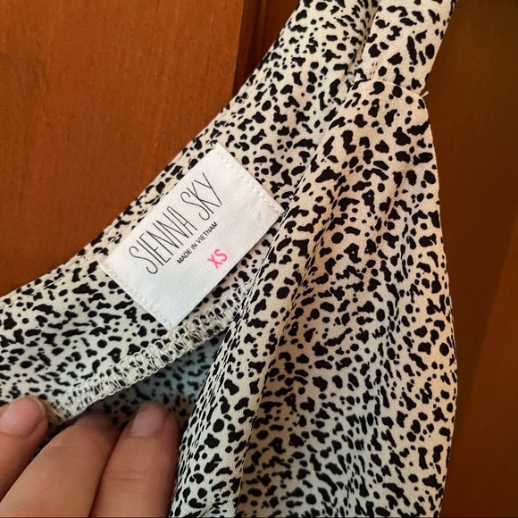 Peplum Top Spotted Print in black and white - Picture 5 of 12